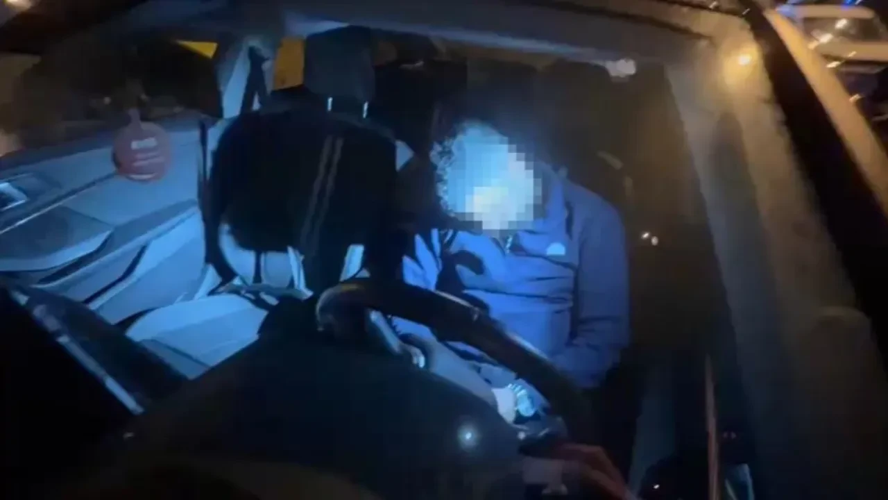 Araçta sızıp kaza yaptı! 3 saat boyunca ekipler onu uyandırmaya çalıştı