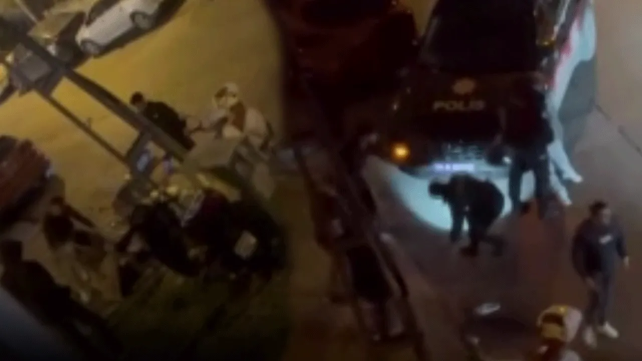 Arkadaşları yalvardı bana mısın demedi! Sokaktaki vatandaşları dövdü