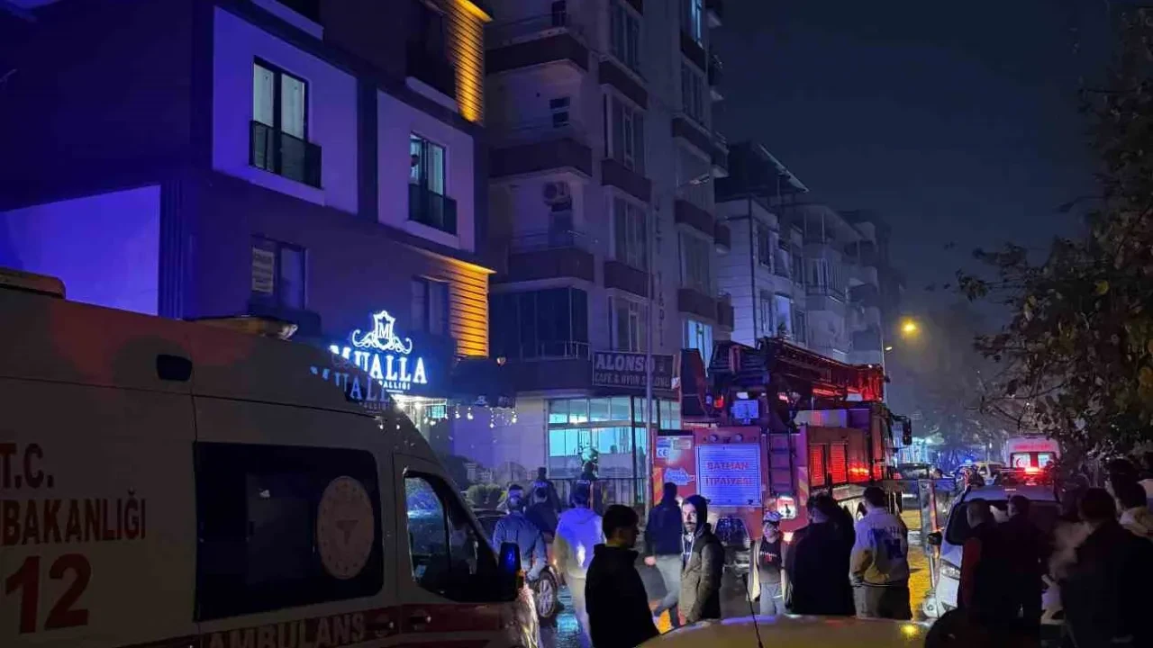 Batman’da cinnet getiren vatandaş, evinin eşyalarını sokağa fırlattı