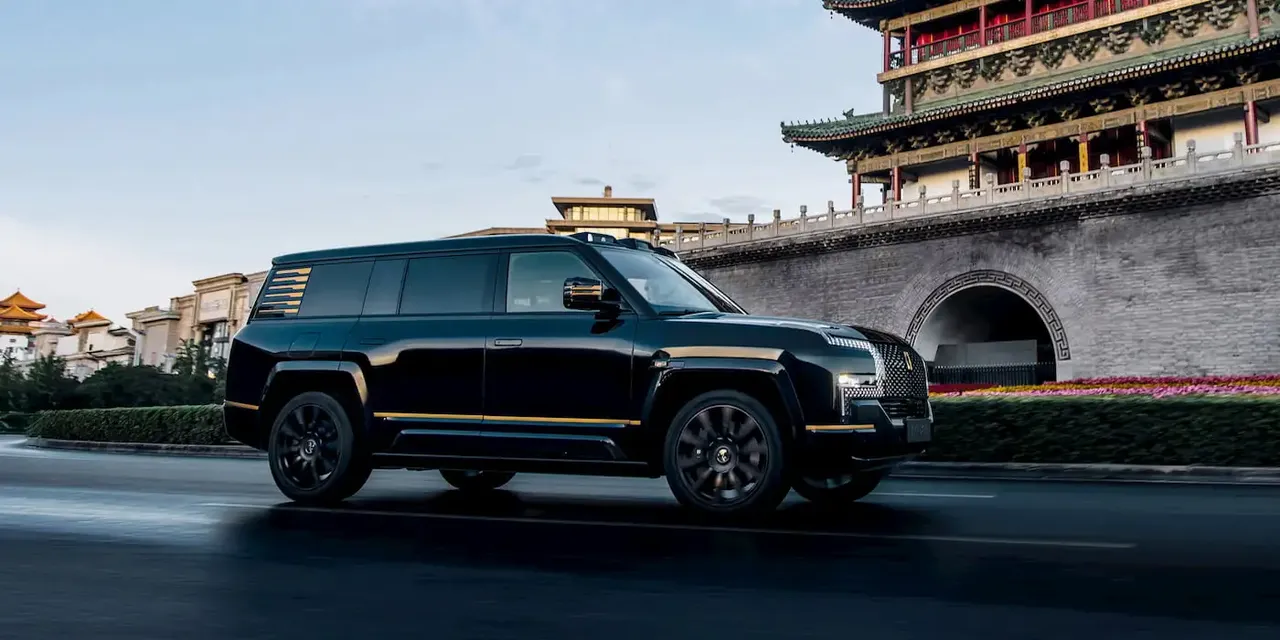 BYD'nin lüks SUV'u Yangwang U8L dayanıklılık testinde! 2 tonluk ağaç darbesi vız geldi