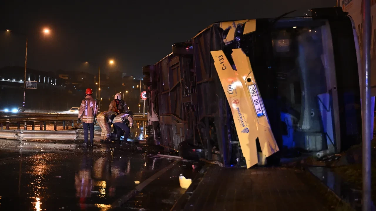 Çekmeköy'de özel halk otobüsü devrildi