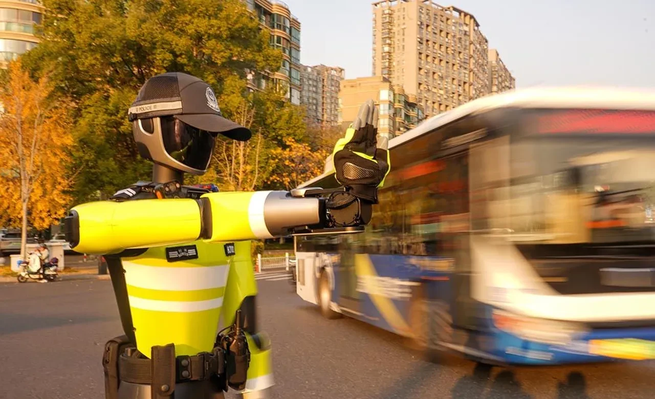 Çin'de robot trafik polisi göreve başladı: 12 milyonluk şehir ona emanet