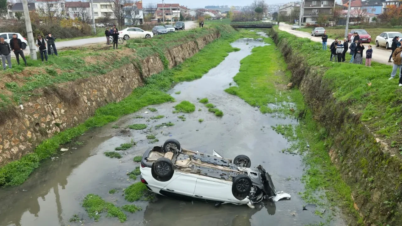 Dereye devrilen otomobildeki 3 kişi yaralandı