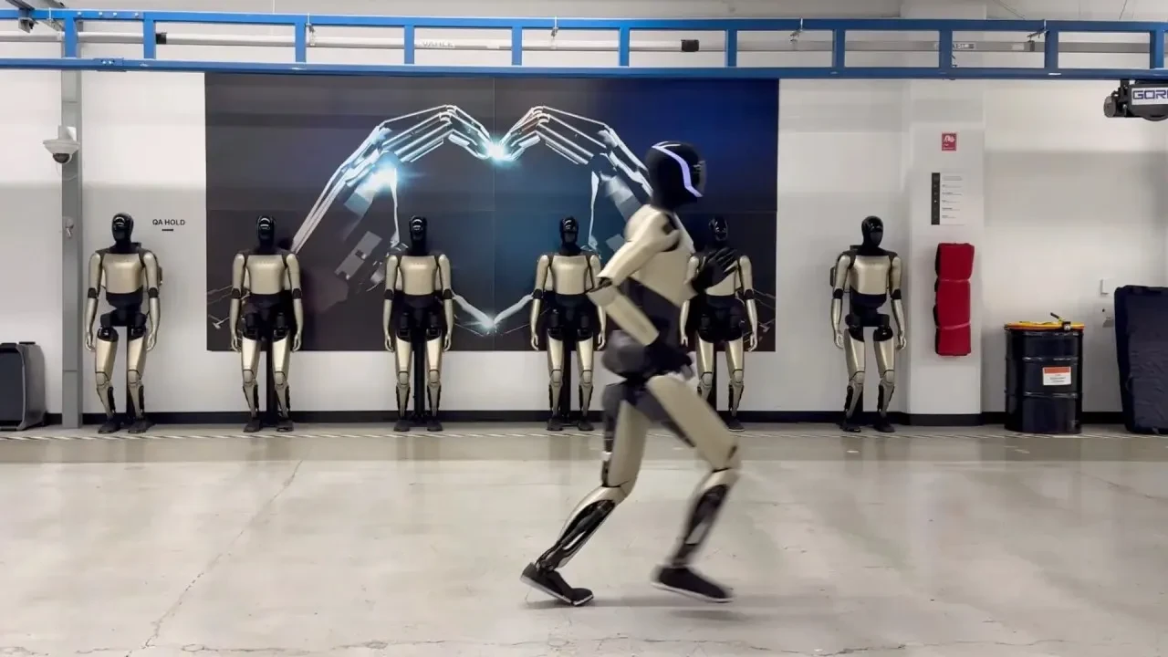 Elon Musk'ın insansı robotu Optimus insan gibi koşmayı öğrendi: İşte görüntüler