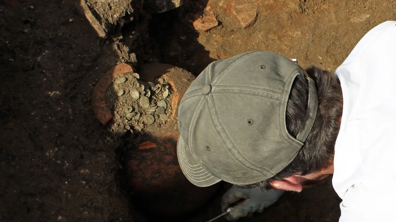 Ev görünümlü gizli banka: Kilolarca para çıktı