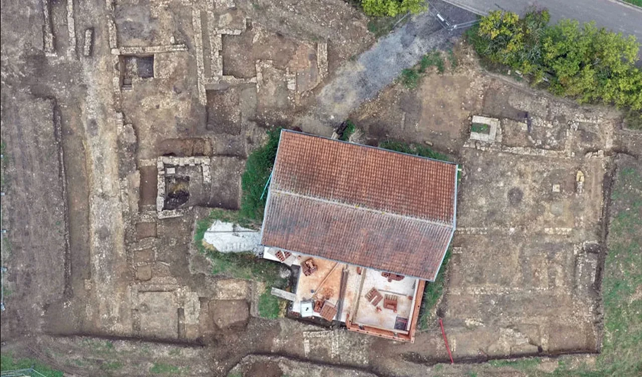 Ev görünümlü gizli banka: Kilolarca para çıktı