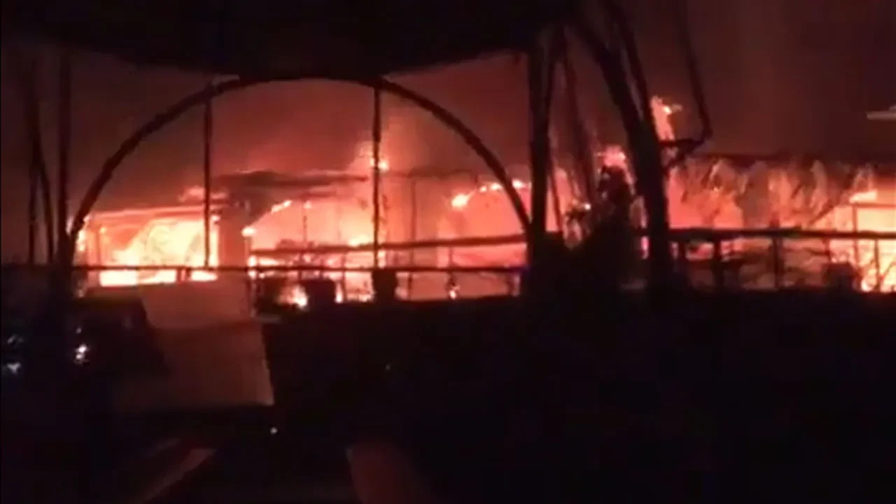 Hindistan'da gece kulübünde yangın: Onlarca kişi can verdi