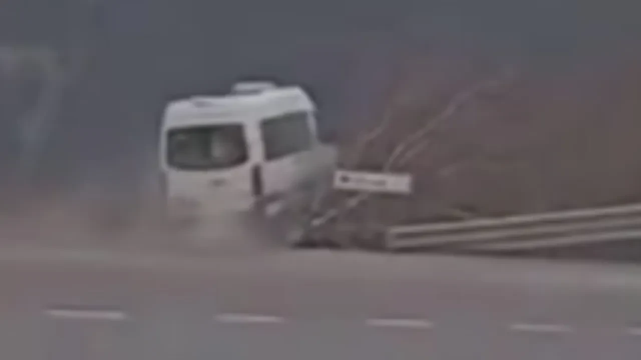 İşçileri taşıyan minibüs şarampole uçtu! Korku dolu anlar kamerada 