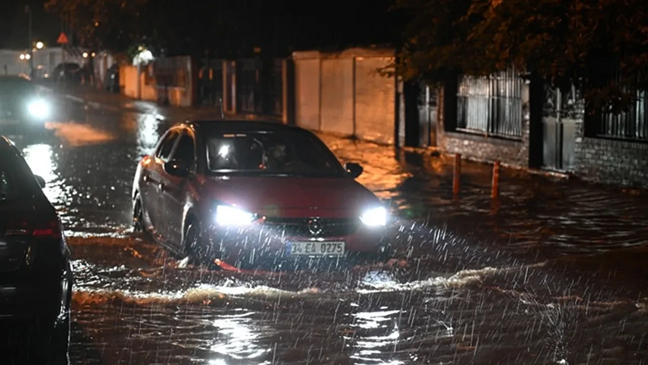 İstanbul sağanağa teslim olacak! Meteoroloji'nin ardından bir uyarı da AKOM'dan
