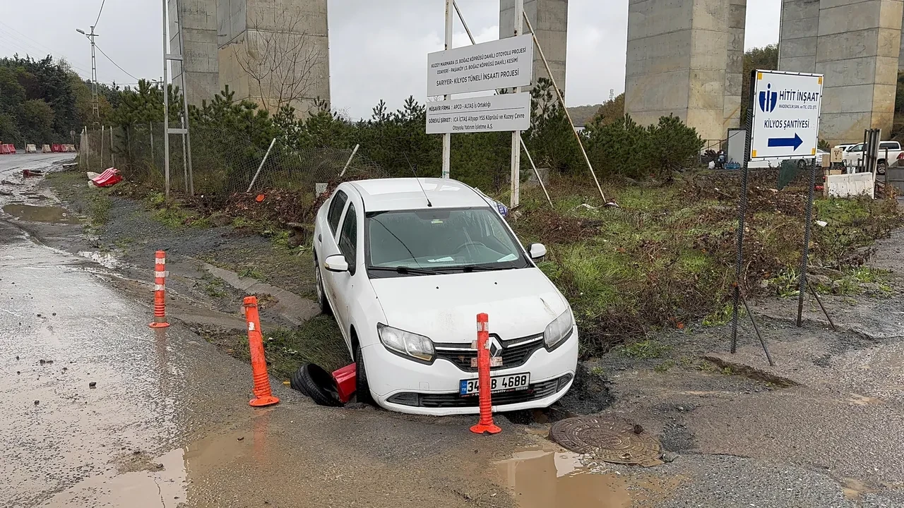 İstanbul'da önce sokakları sel bastı sonra yollar çöktü! İki araç dereye uçtu