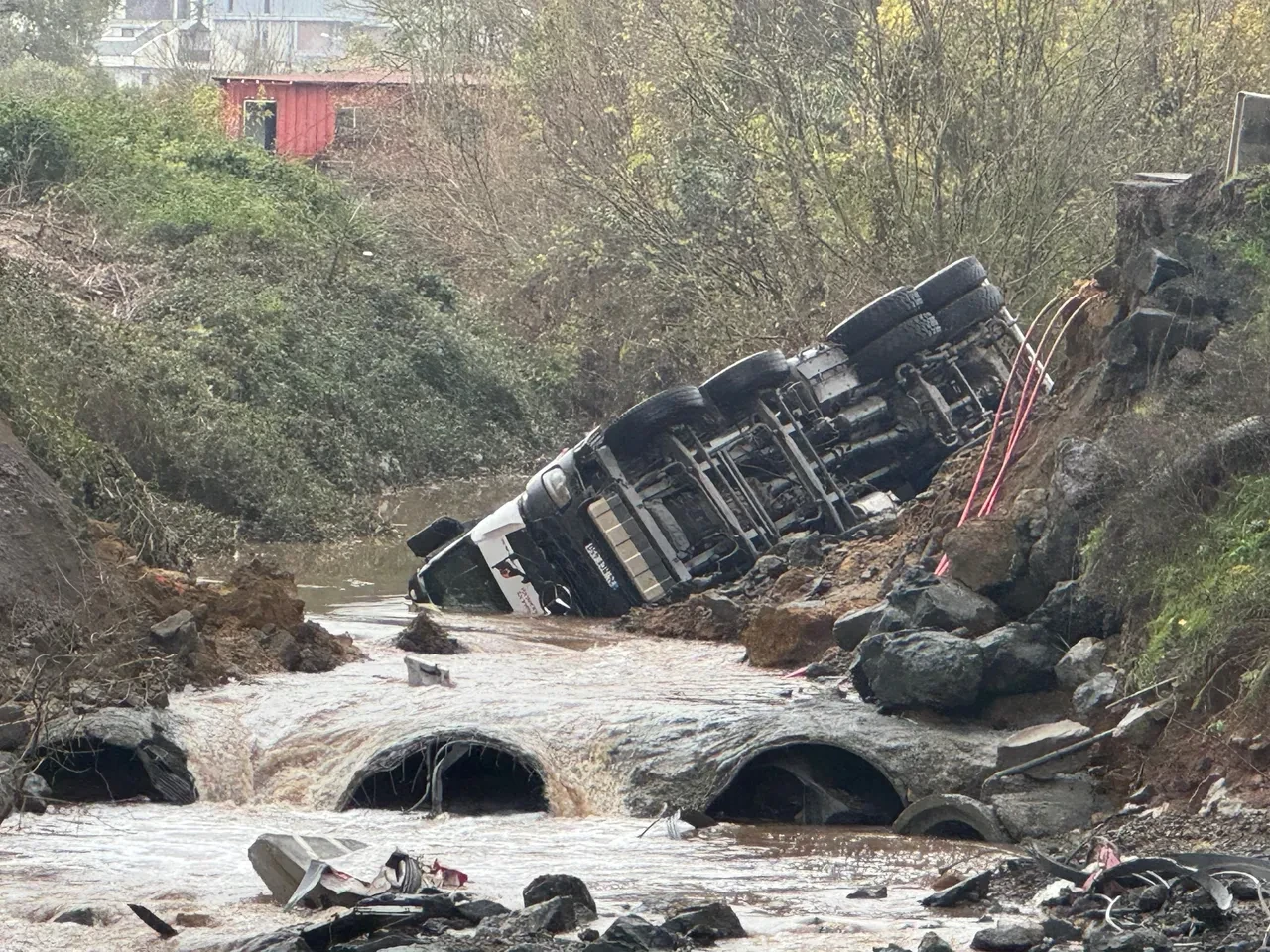 İstanbul'da önce sokakları sel bastı sonra yollar çöktü! İki araç dereye uçtu