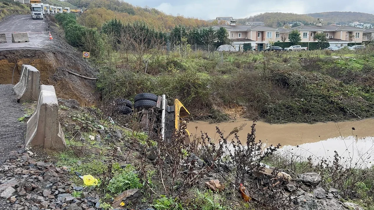 İstanbul'da önce sokakları sel bastı sonra yollar çöktü! İki araç dereye uçtu