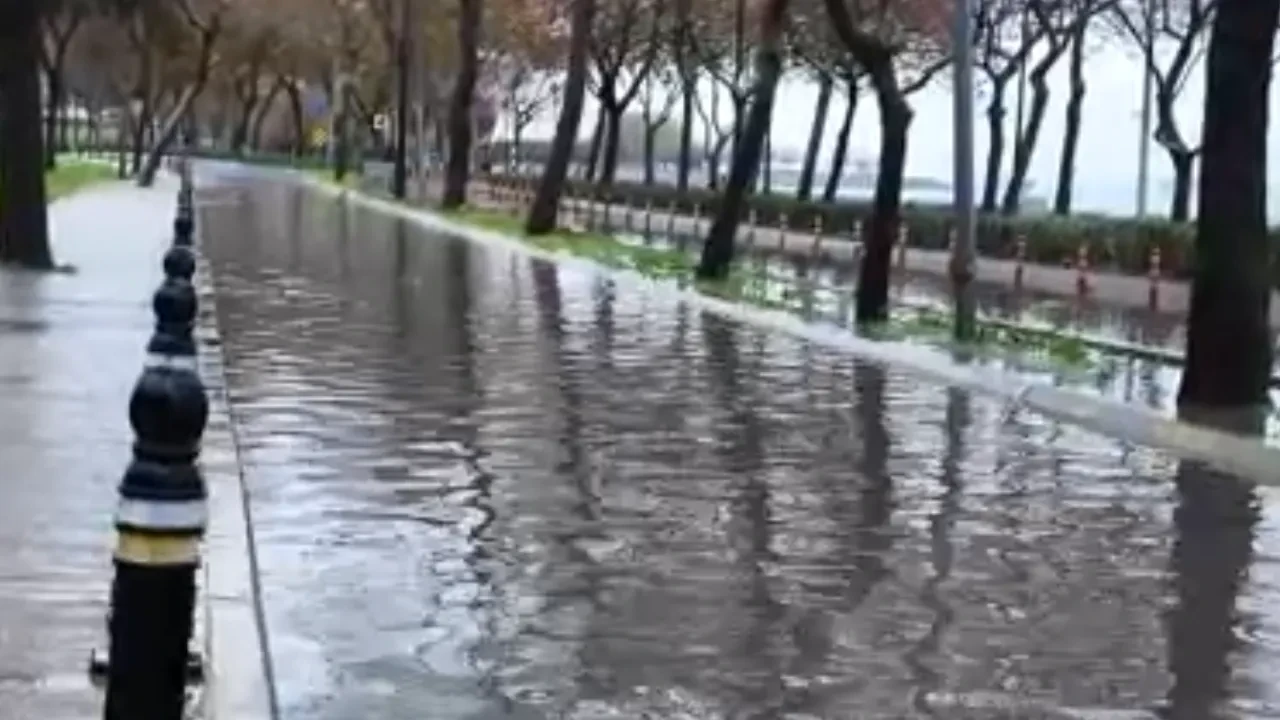 İstanbul’da sağanak yağmur yolları göle çevirdi! Sürücülerin zor anları kameralara yansıdı