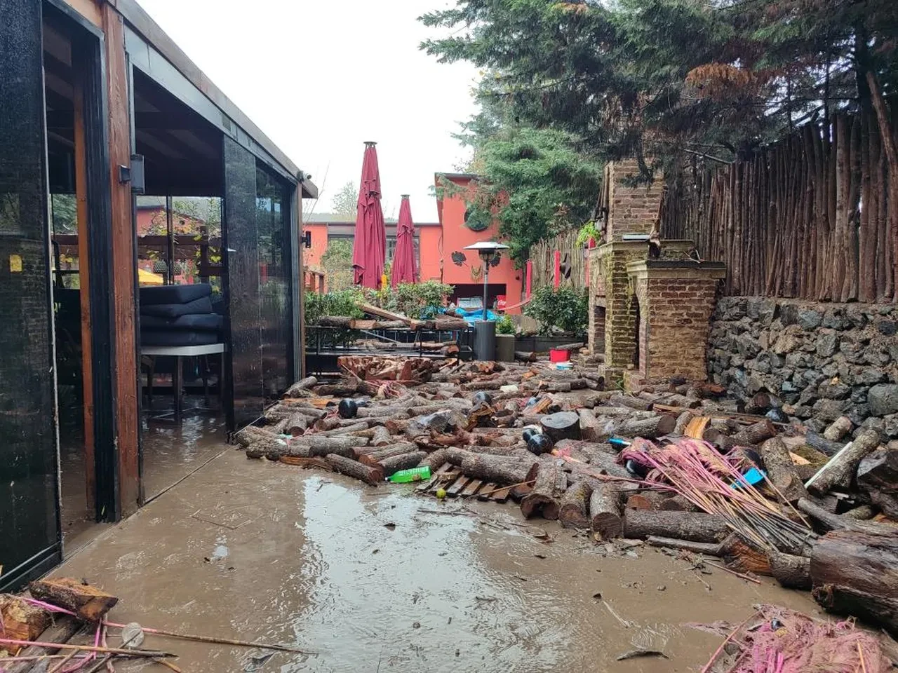 İstanbulluların pazar şoku! Sağanak çileye döndü: Yollar çöktü, sokaklar ve dükkanlar sular altında kaldı