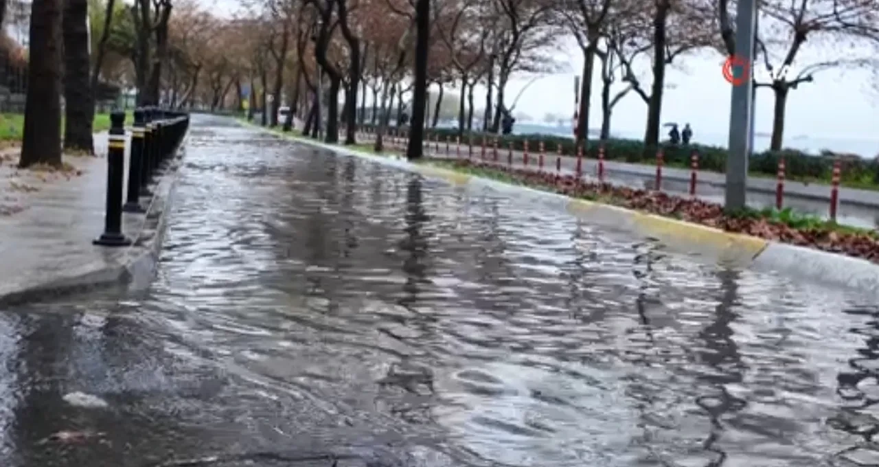 İstanbulluların pazar şoku! Sağanak çileye döndü: Yollar çöktü, sokaklar ve dükkanlar sular altında kaldı