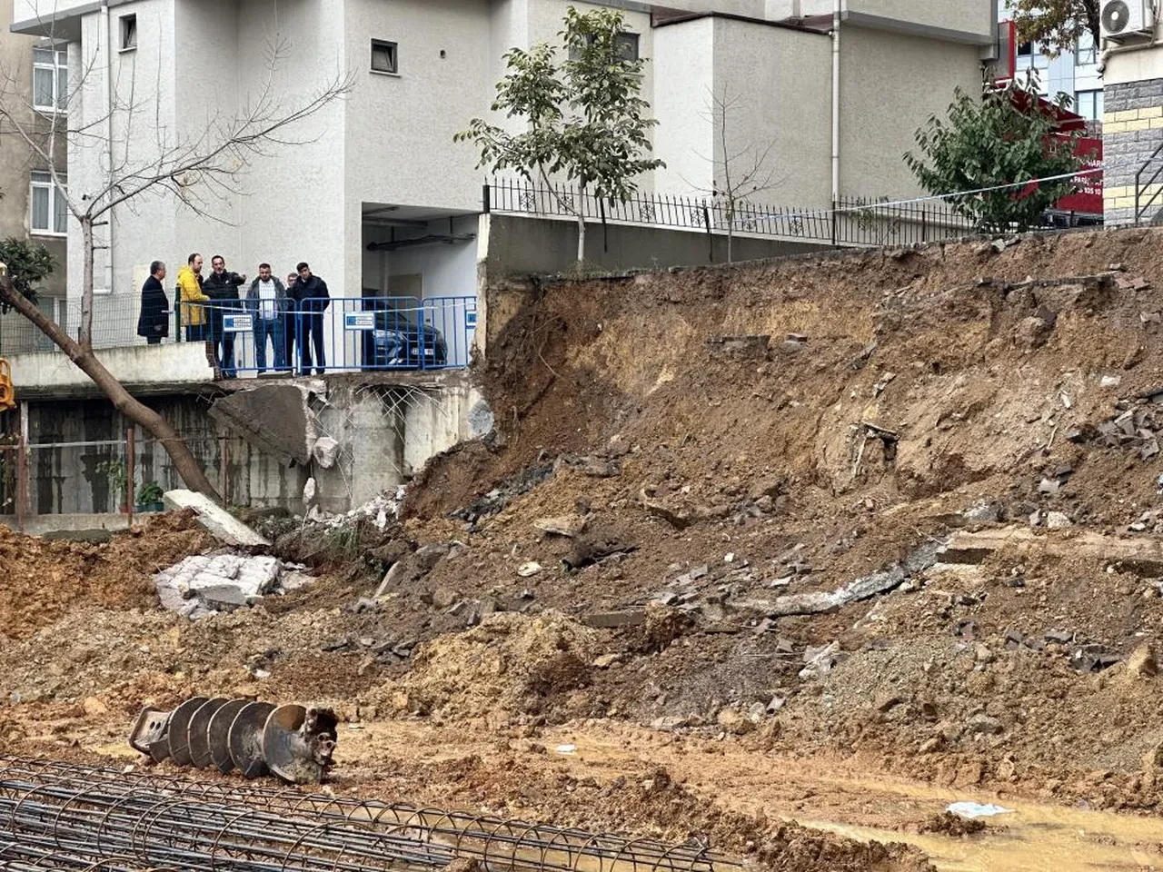 İstanbulluların pazar şoku! Sağanak çileye döndü: Yollar çöktü, sokaklar ve dükkanlar sular altında kaldı