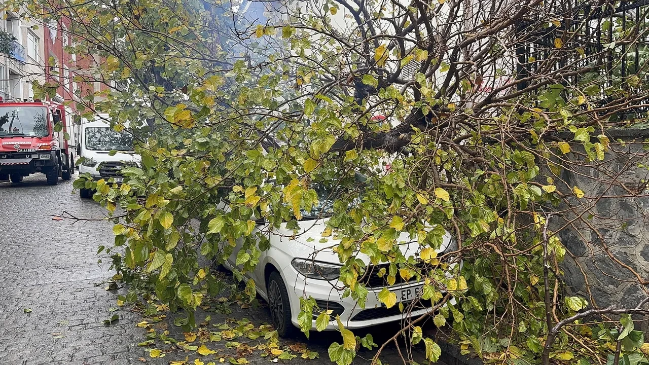 İstanbulluların pazar şoku! Sağanak çileye döndü: Yollar çöktü, sokaklar ve dükkanlar sular altında kaldı