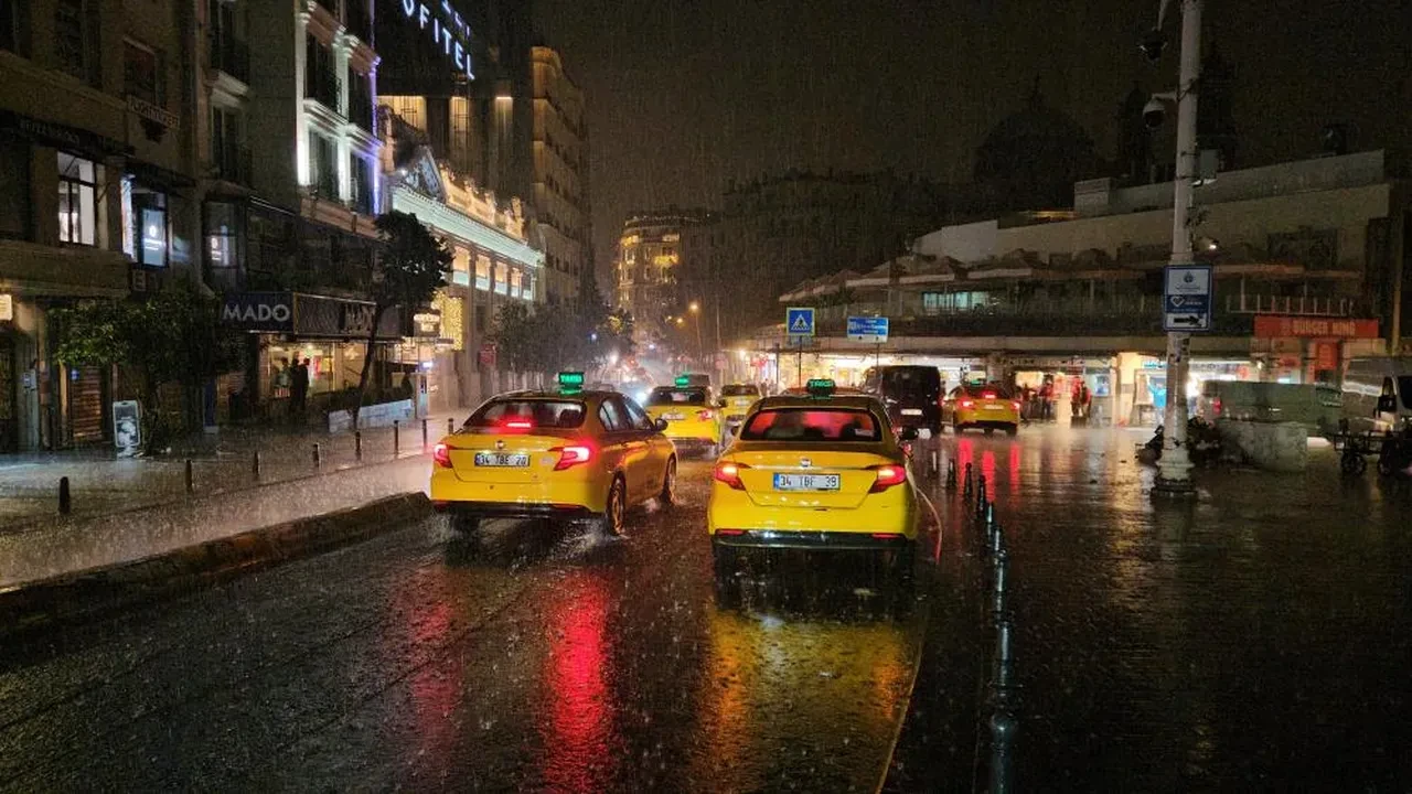 İstanbul'u sağanak vurdu! Yağmur aniden bastırdı, sokaklar göle döndü