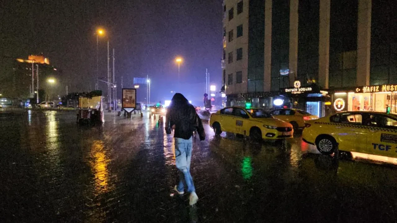 İstanbul'u sağanak vurdu! Yağmur aniden bastırdı, sokaklar göle döndü
