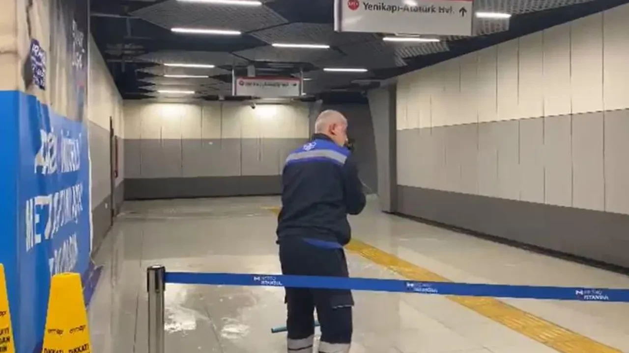 İstanbul'u vuran sağanak Yenibosna metro durağında su baskını getirdi