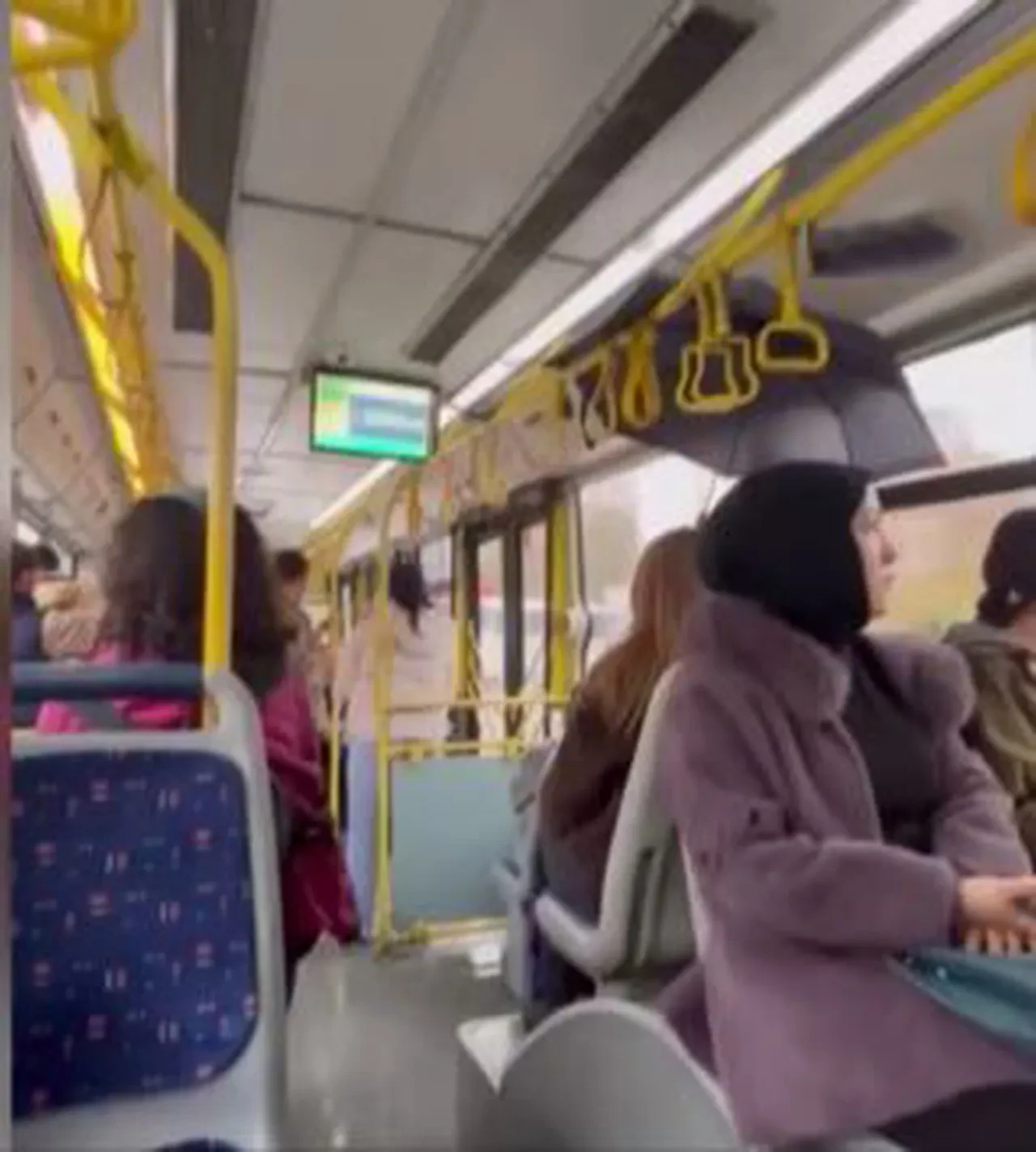 İstanbul'un bugününe damga vuran anlar: İETT otobüsünün tavanından su akınca şemsiyesini açtı