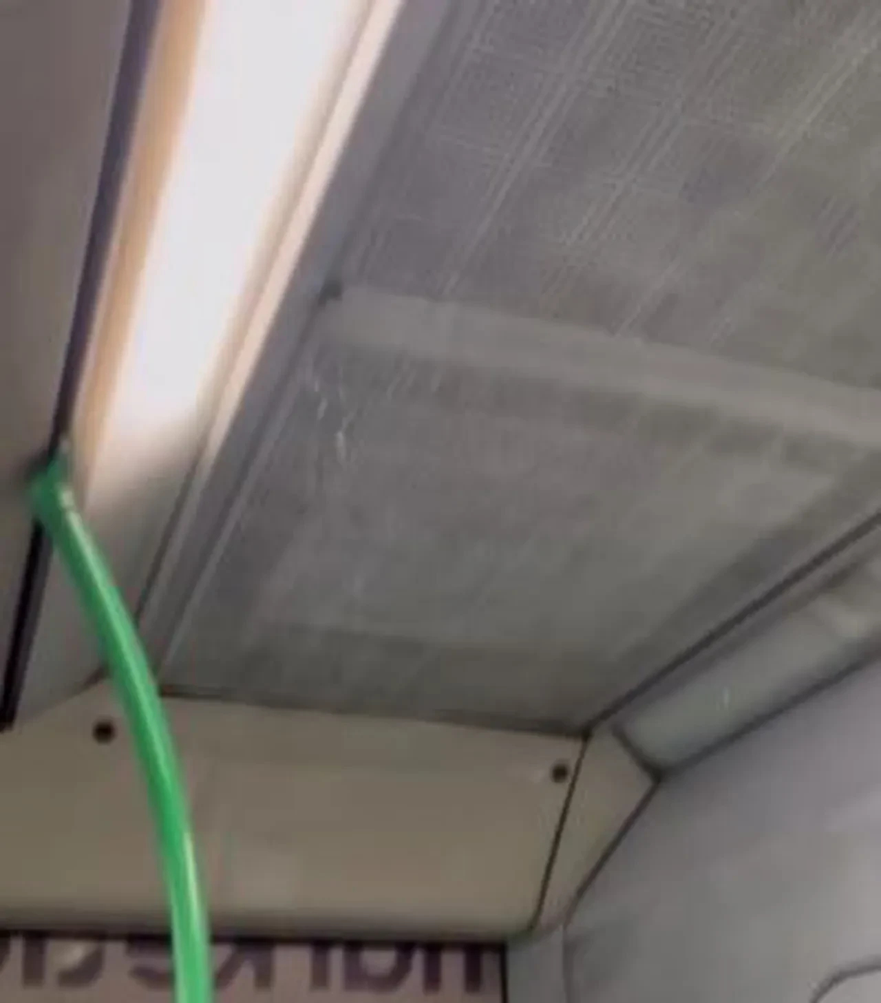 İstanbul'un bugününe damga vuran anlar: İETT otobüsünün tavanından su akınca şemsiyesini açtı