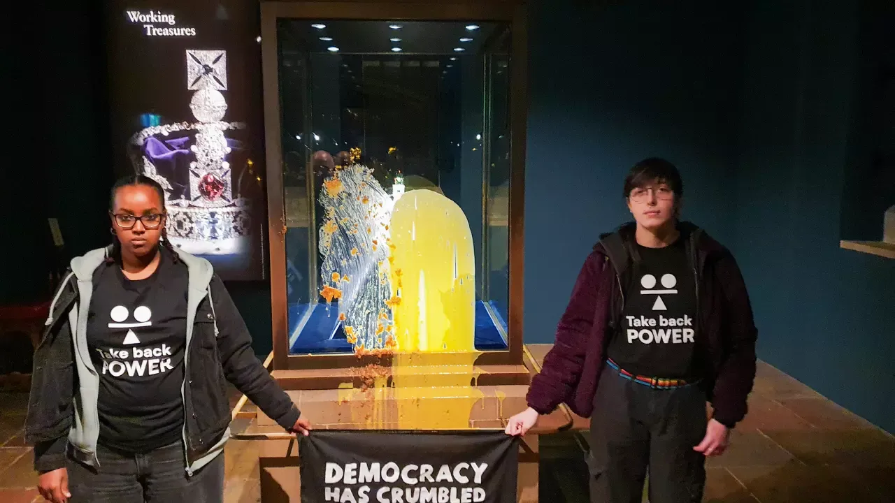 Kraliyet tacına muhallebi fırlatıldı: Zenginler varlıklarına varlık katarken sokakta ölen evsizler var!