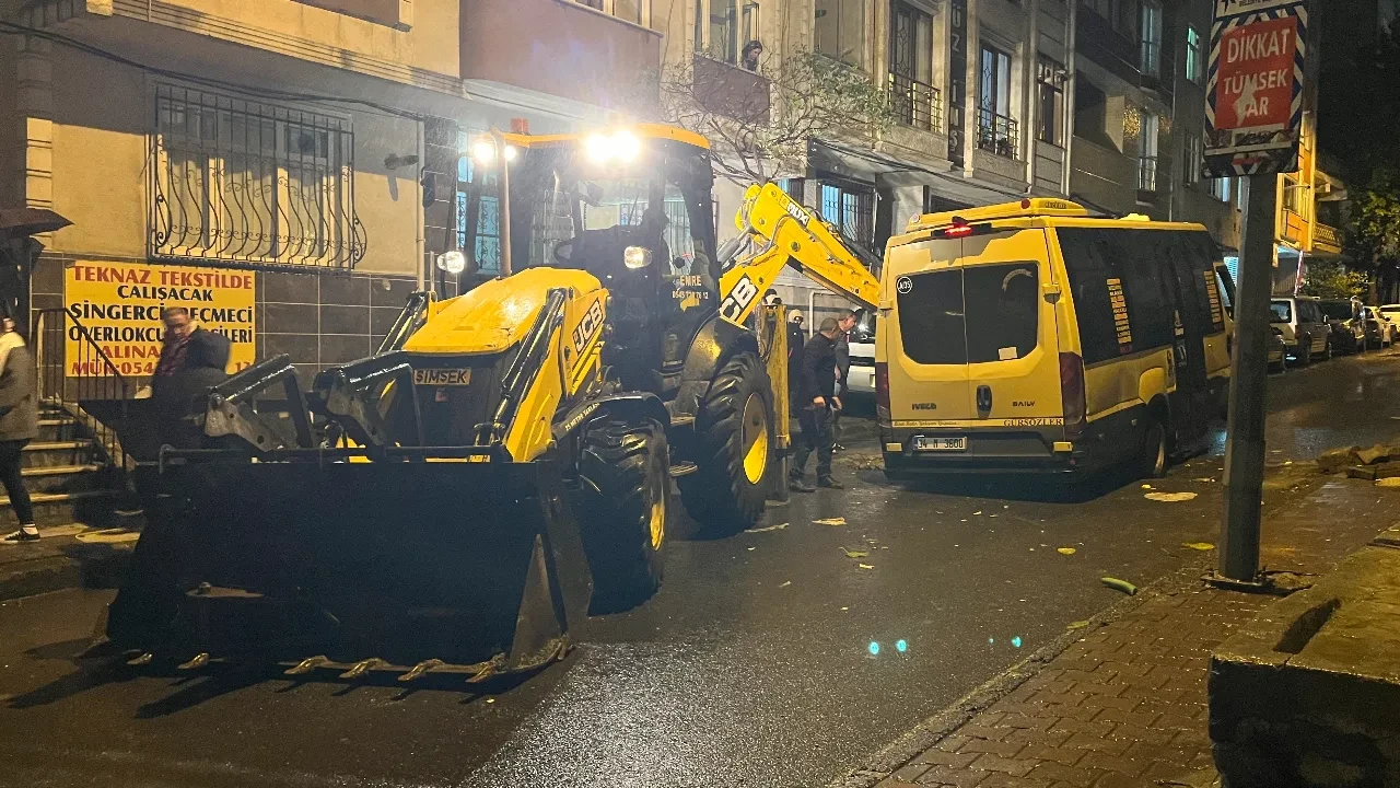 Küçükçekmece yağışa teslim oldu, çöken sokakta minibüs çukura düştü