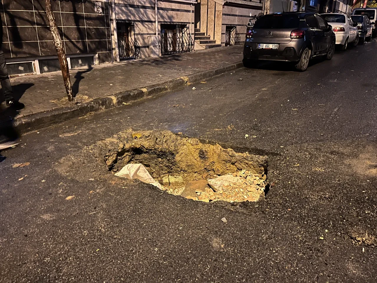 Küçükçekmece yağışa teslim oldu, çöken sokakta minibüs çukura düştü