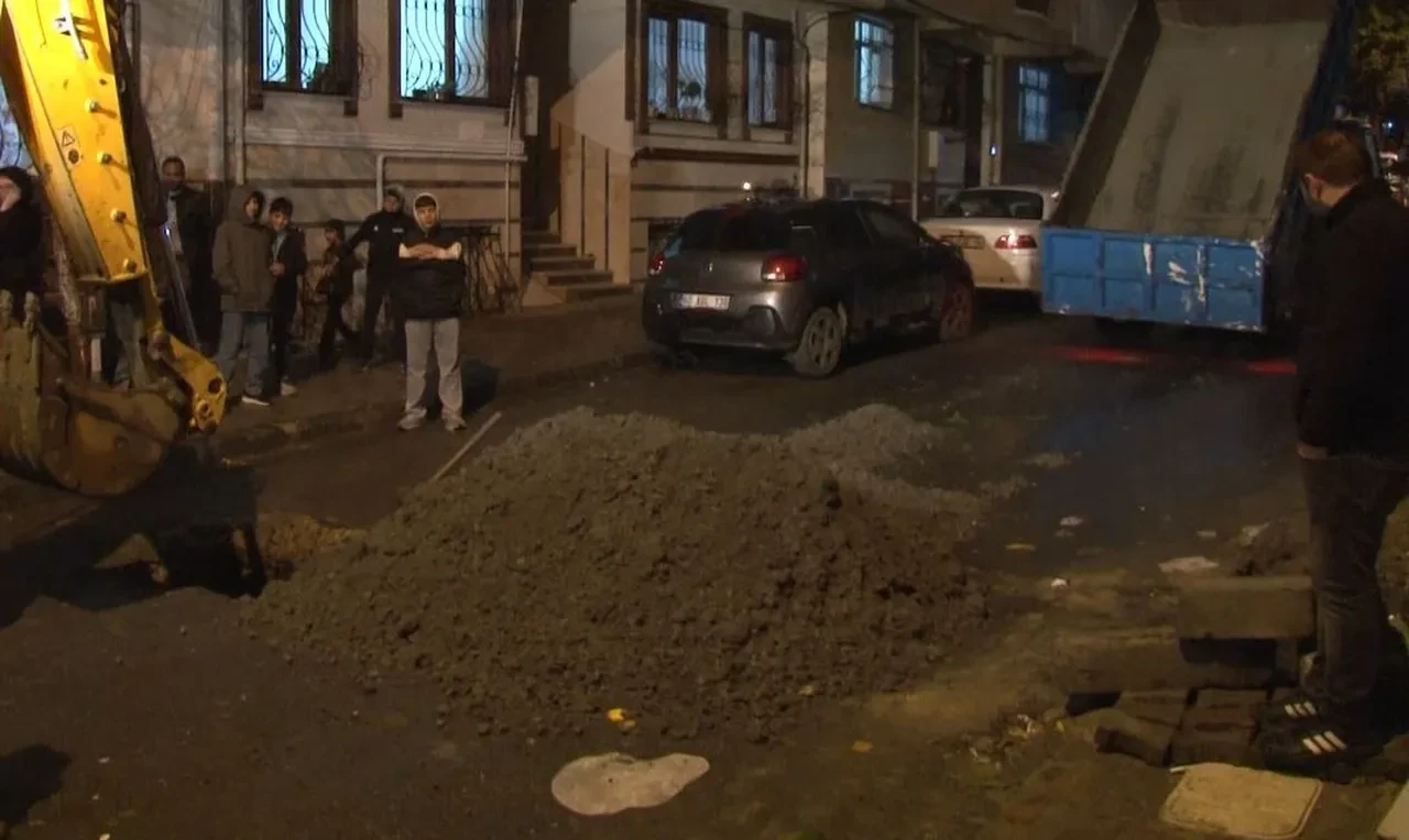 Küçükçekmece yağışa teslim oldu, çöken sokakta minibüs çukura düştü