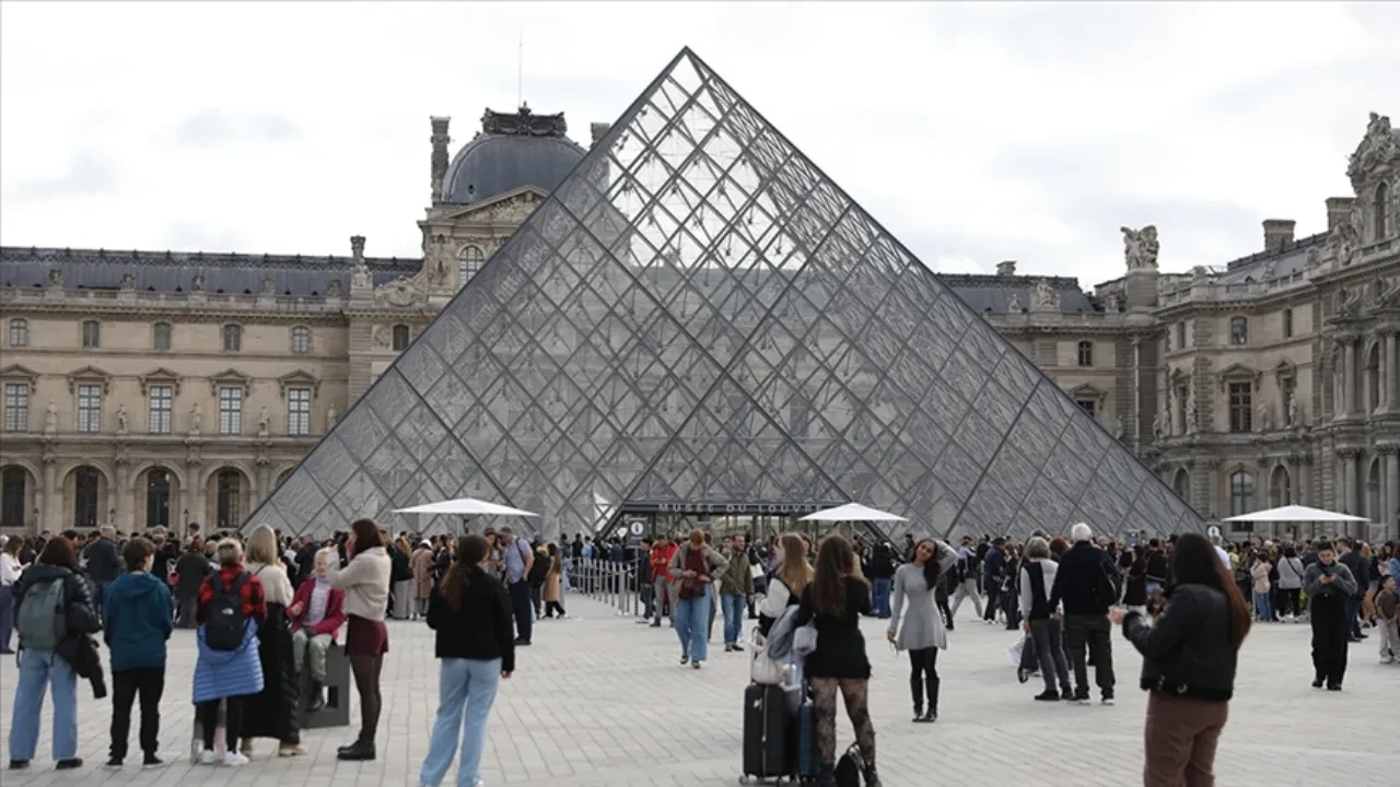 Louvre Müzesi’nde hırsızlık sonrası bir skandal daha! 400 kitap ıslandı