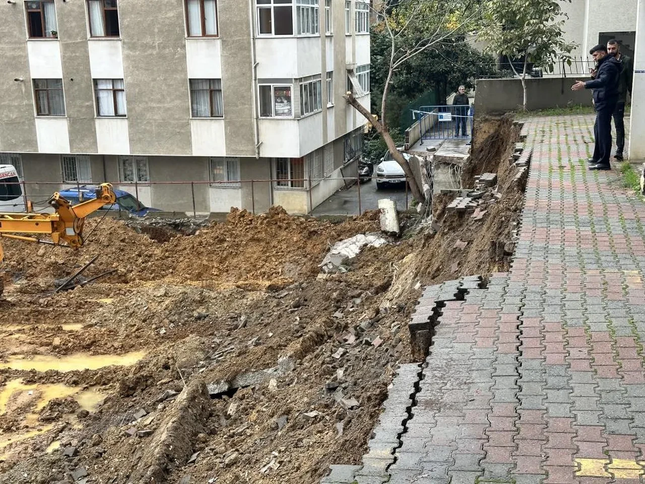 Mahalleli gümbürtüye uyandı! Kadıköy'de sağanak yağış istinat duvarını çökertti