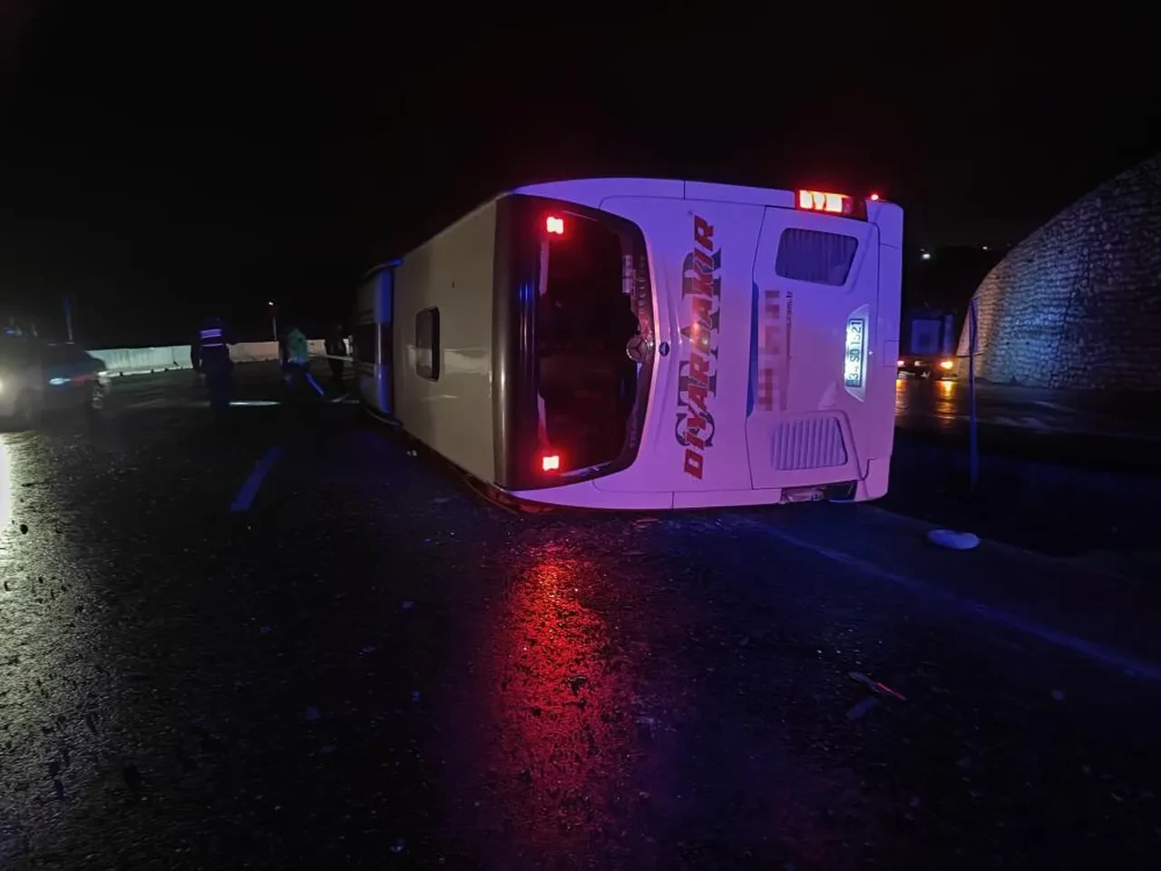 Osmaniye'de yolcu otobüsü devrildi: 3 yaralı