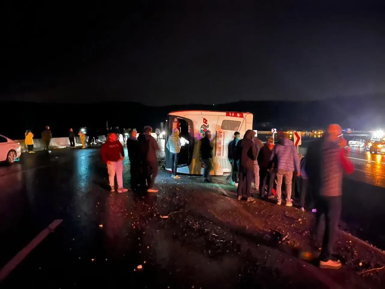 Osmaniye'de yolcu otobüsü devrildi: 3 yaralı