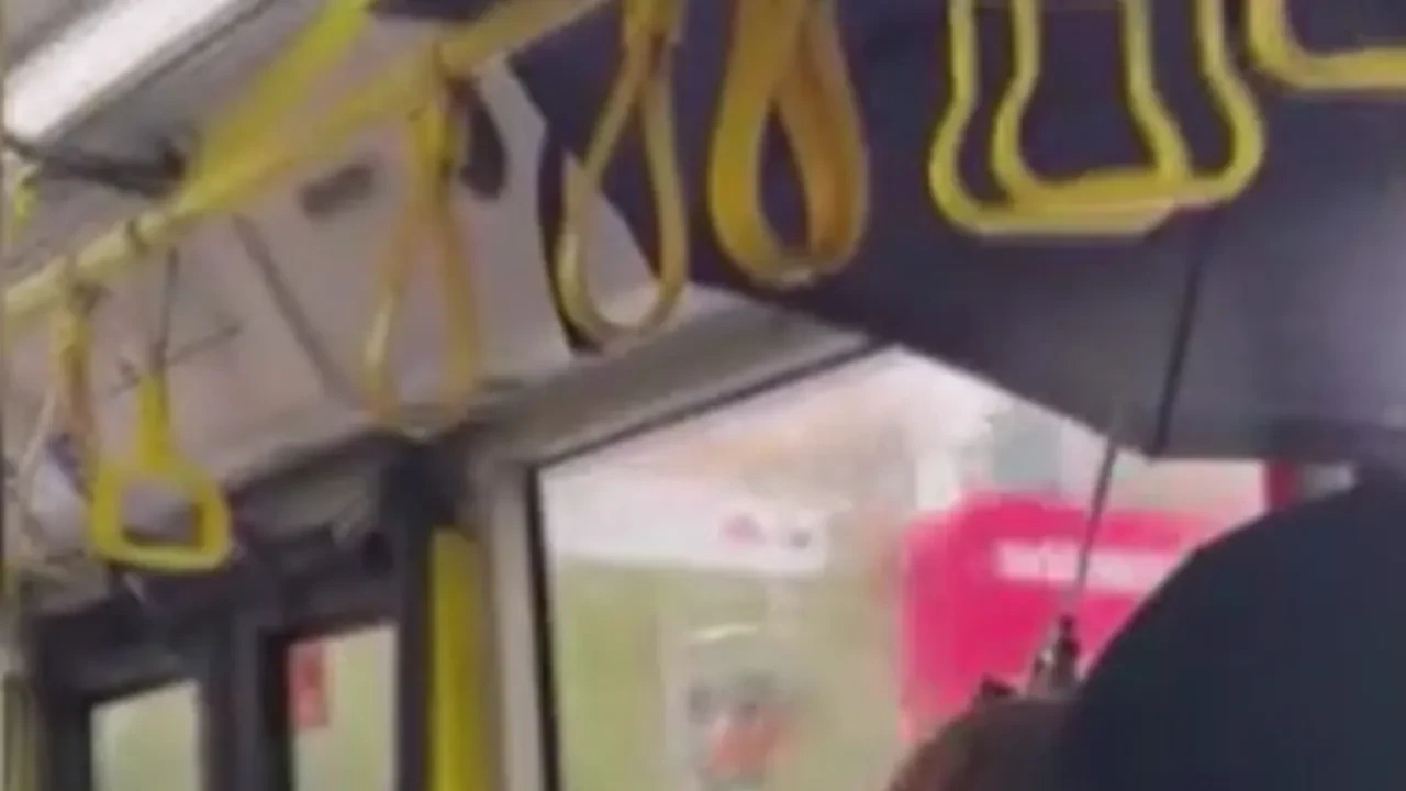  Otobüste yağmur yağdı, yolculuk yaparken şemsiye açtı