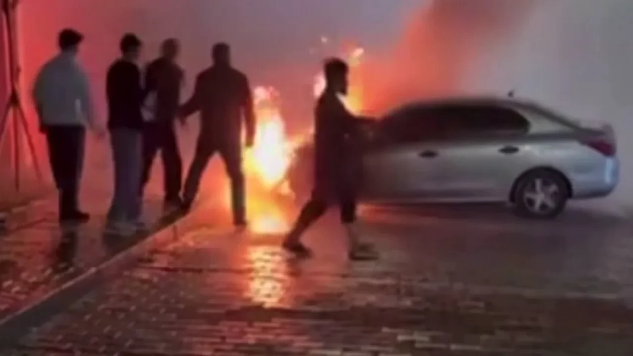 Park halindeki araç alev alev yandı! Yangını vatandaşlar söndürdü