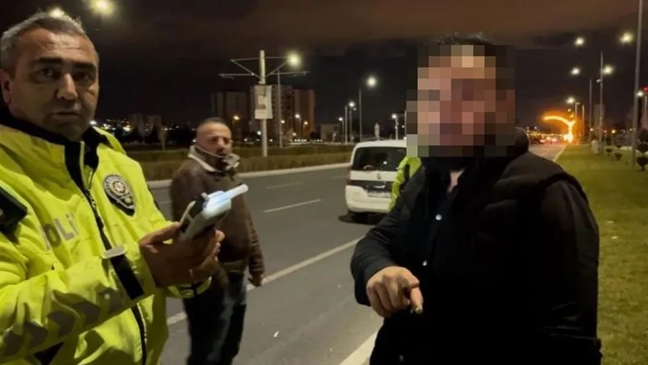 Polislerin alkollü sürücüyle imtihanı! Gazeteciyi bahane edip ekipleri çileden çıkardı
