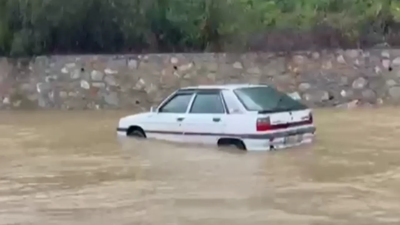 Sağanak yağmur Alanya’yı fena vurdu! Araçlar suyla dolan yollarda mahsur kaldı