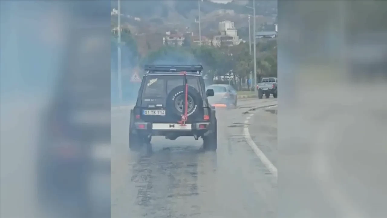 Seyir halindeki otomobil bir anda yanmaya başladı! Anbean kameraya yansıdı