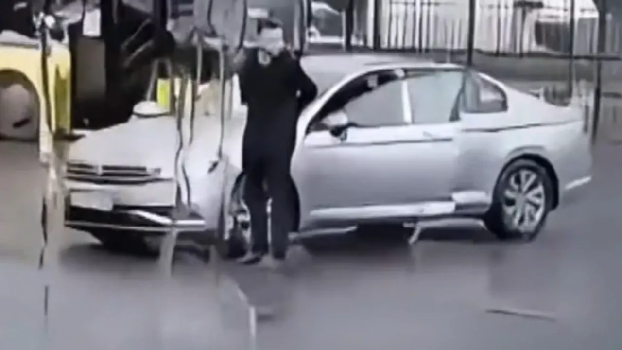 Şişli'de durağa gidip dehşet saçtılar! Biri ateş açtı diğeri çekti
