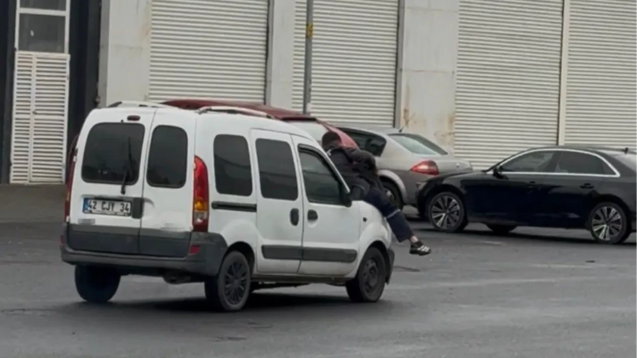 Ustanın 'pratik' yöntemi görenleri kahkahaya boğdu! Kaput üstünde arıza tespit 