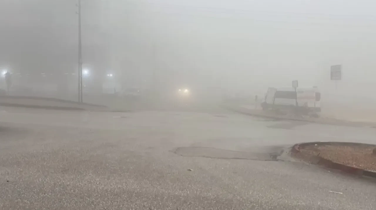 Yoğun sis trafiği felç etti! Gündüz saatlerinde farlarla ilerlendi