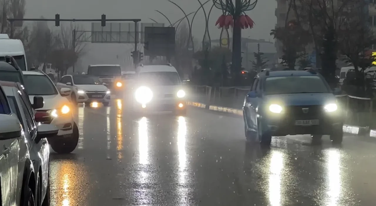 Yoğun yağış hava trafiğini de vurdu! Uçak seferleri iptal edildi