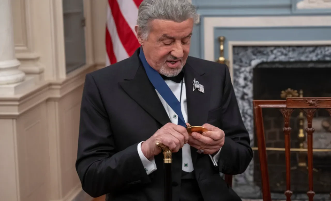 Aksiyon filmlerinin unutulmaz ismi Sylvester Stallone, artık bastonsuz sokağa çıkamıyor 