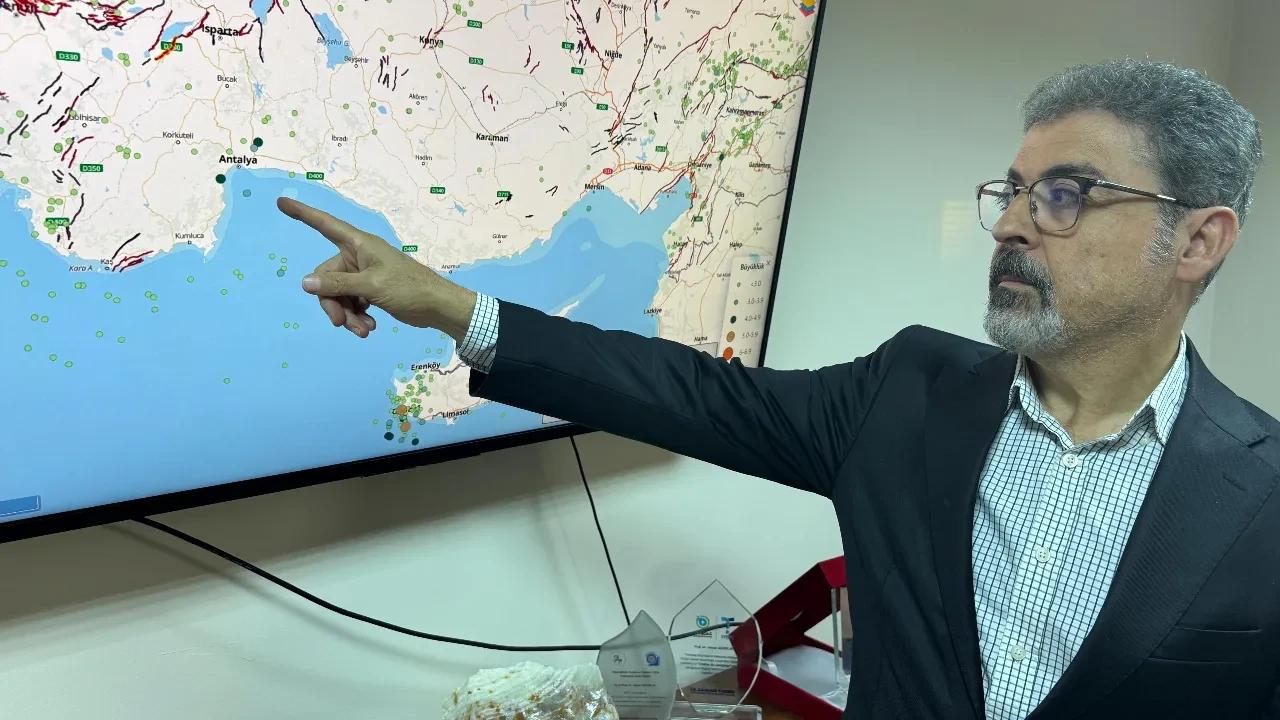 Antalya'da peş peşe iki deprem ürküttü: Hasan Sözbilir 'Birbirini tetikledi' diyerek analiz etti