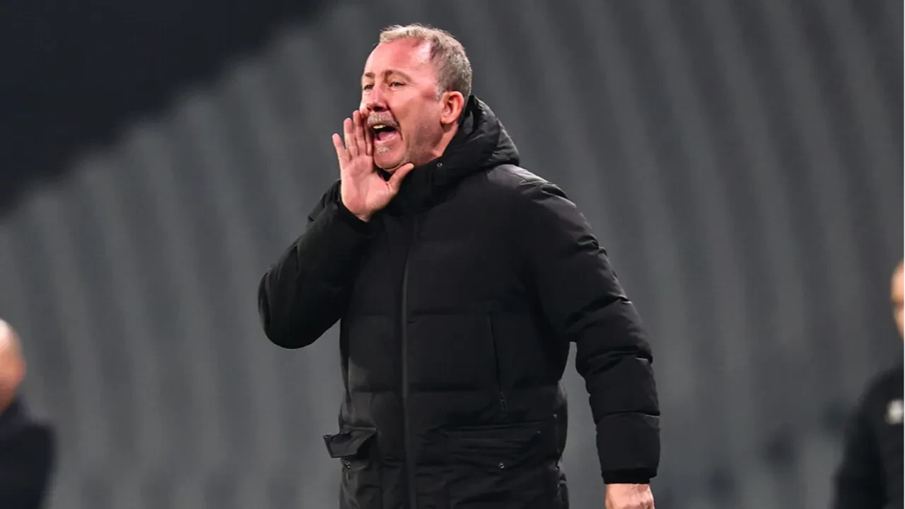 Beşiktaş'ta Sergen Yalçın istifası: Tribünler devrede!