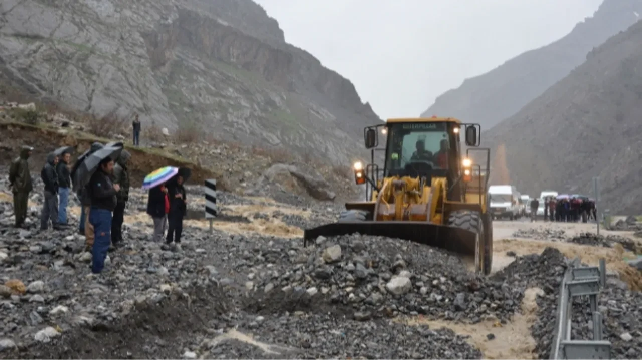 Bir günde iki doğal afet! Hakkari'de yaşanan heyelanın büyüklüğü kamerada