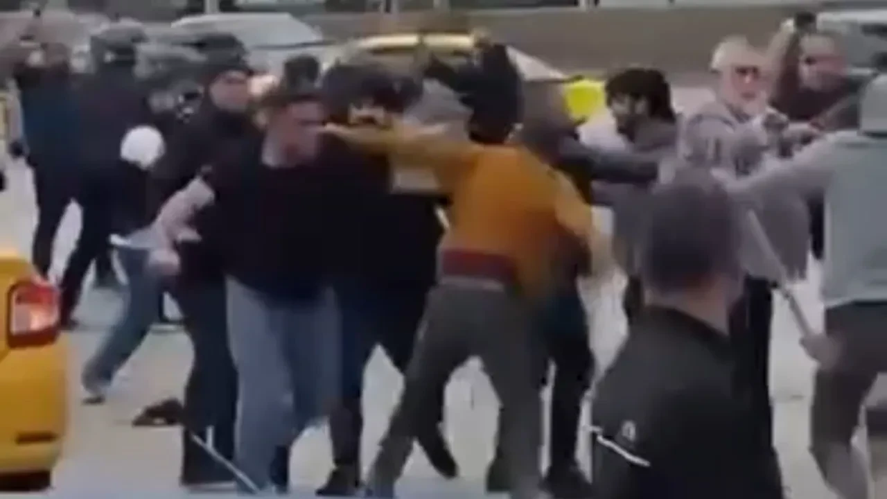 Kavga değil, adeta meydan muharebesi! Sokak ortasında birbirlerine girdiler