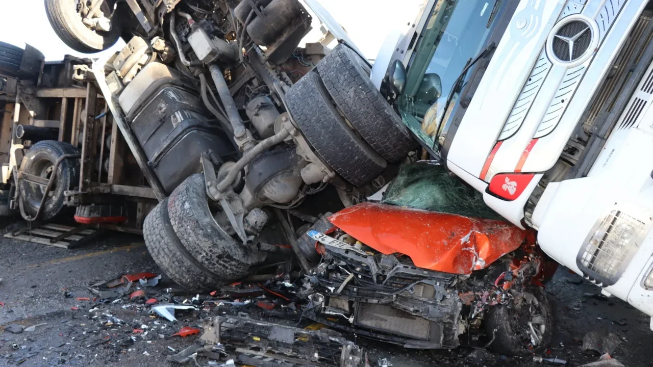 Buzda kayan tırlar ve otomobil birbirine girdi! Feci kazada bir kişi yaralandı