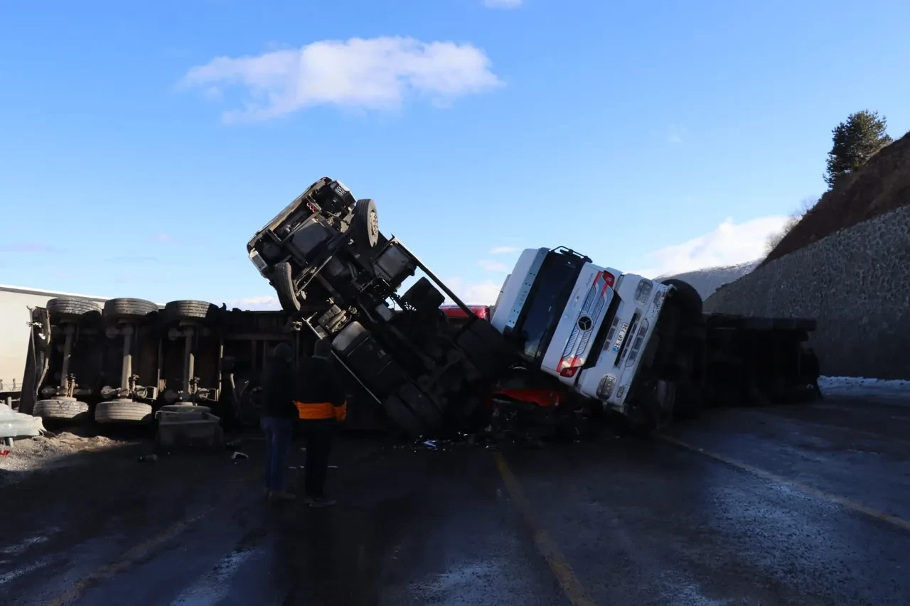 Buzda kayan tırlar ve otomobil birbirine girdi! Feci kazada bir kişi yaralandı